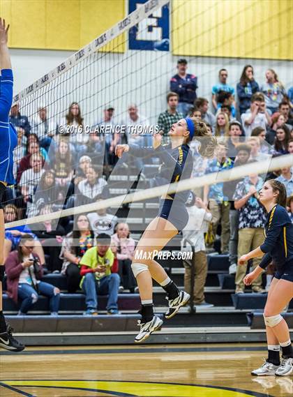 Thumbnail 2 in Courtland @ Loudoun County (VHSL 4A Regional) photogallery.