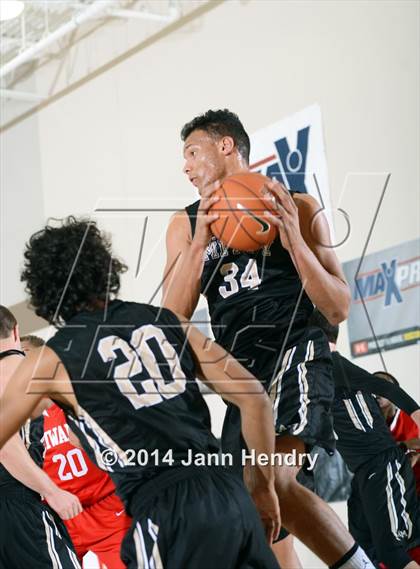 Thumbnail 3 in Etiwanda vs. Archbishop Mitty (MaxPreps Holiday Classic) photogallery.