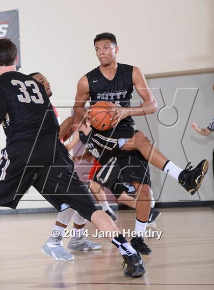 Thumbnail 1 in Etiwanda vs. Archbishop Mitty (MaxPreps Holiday Classic) photogallery.