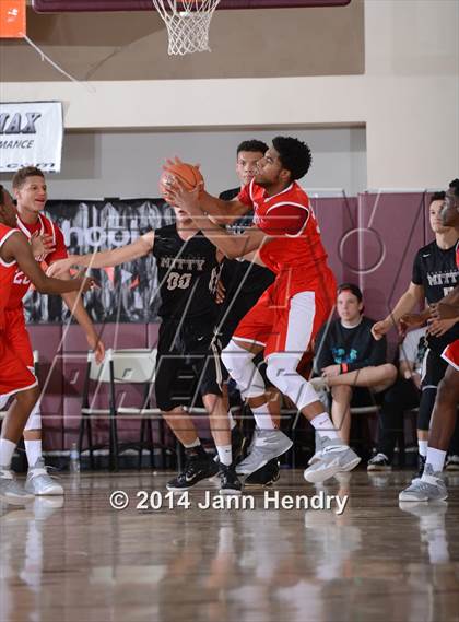 Thumbnail 2 in Etiwanda vs. Archbishop Mitty (MaxPreps Holiday Classic) photogallery.