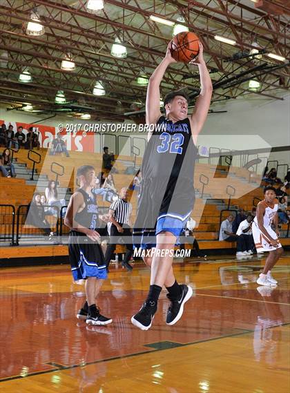 Thumbnail 2 in Dobie vs Vela (McDonald's Texas Invitational) photogallery.