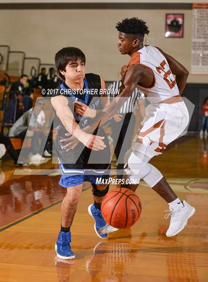 Thumbnail 2 in Dobie vs Vela (McDonald's Texas Invitational) photogallery.