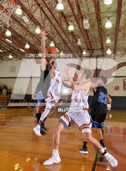 Thumbnail 2 in Dobie vs Vela (McDonald's Texas Invitational) photogallery.