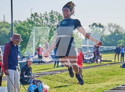 Thumbnail 2 in UIL 6A Track & Field Area 21&22 (Long Jump) photogallery.
