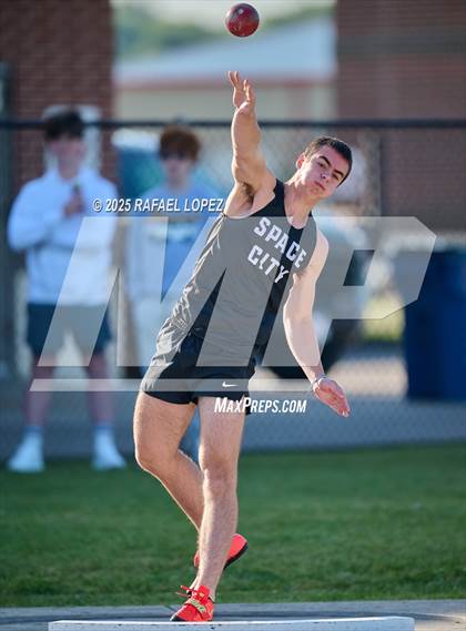 Thumbnail 1 in Lake Houston Conquerors Invitational (Shot Put) photogallery.