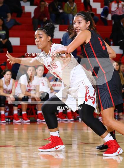 Thumbnail 2 in Harvard-Westlake vs. Mater Dei (Battle of the Beach) photogallery.