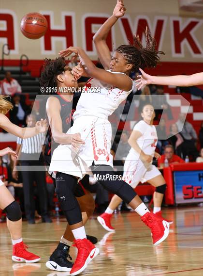 Thumbnail 3 in Harvard-Westlake vs. Mater Dei (Battle of the Beach) photogallery.