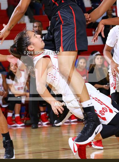 Thumbnail 3 in Harvard-Westlake vs. Mater Dei (Battle of the Beach) photogallery.