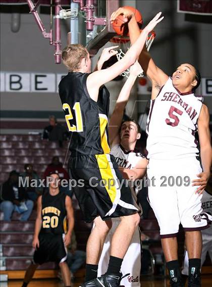 Thumbnail 3 in Sherman vs Forney (Sherman Holiday Tournament) photogallery.