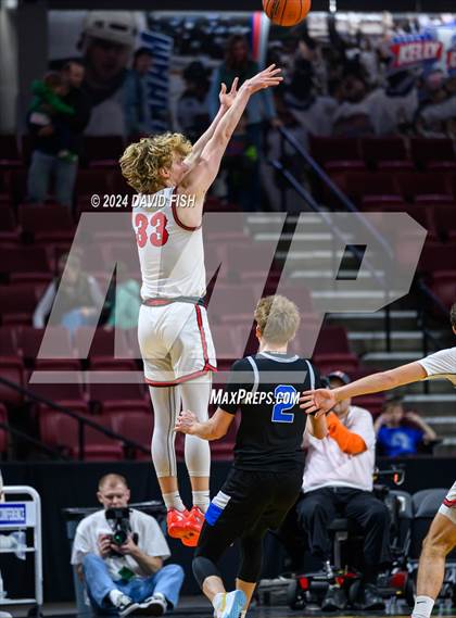 Thumbnail 2 in Owyhee vs. Timberline (IHSAA 5A District III Final) photogallery.