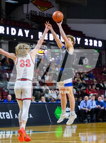Thumbnail 2 in Owyhee vs. Timberline (IHSAA 5A District III Final) photogallery.
