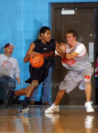 Thumbnail 1 in San Antonio Madison vs Putnam City (Texas-Oklahoma Shootout) photogallery.