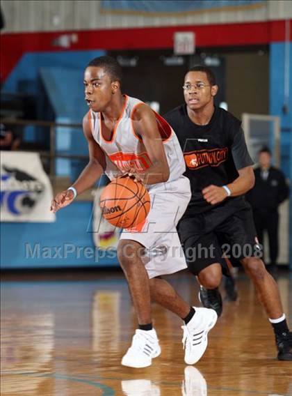 Thumbnail 2 in San Antonio Madison vs Putnam City (Texas-Oklahoma Shootout) photogallery.