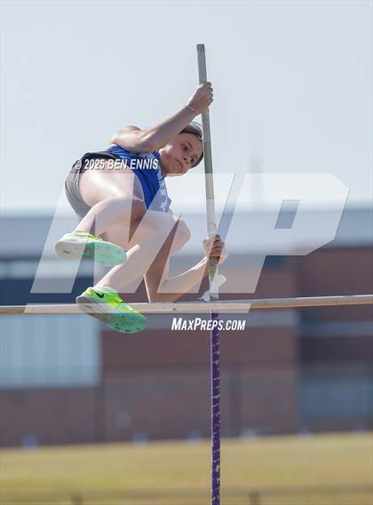 Thumbnail 2 in Middle Georgia Distance Carnival/Pole Vault Meet photogallery.