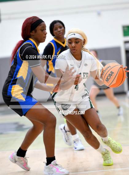 Thumbnail 1 in Flagler Palm Coast vs Palatka (Flagler Palm Coast Bulldog Holiday Classic) photogallery.