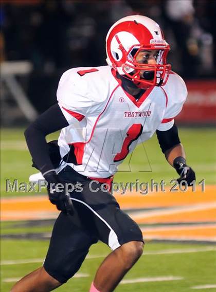 Thumbnail 3 in Maple Heights vs. Trotwood-Madison (OHSAA D2 Final) photogallery.
