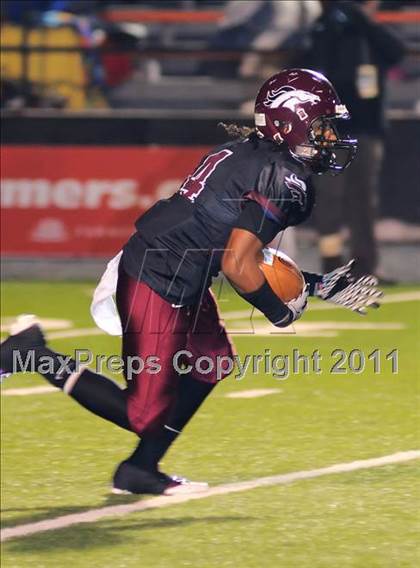 Thumbnail 2 in Maple Heights vs. Trotwood-Madison (OHSAA D2 Final) photogallery.