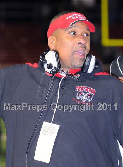 Thumbnail 2 in Maple Heights vs. Trotwood-Madison (OHSAA D2 Final) photogallery.