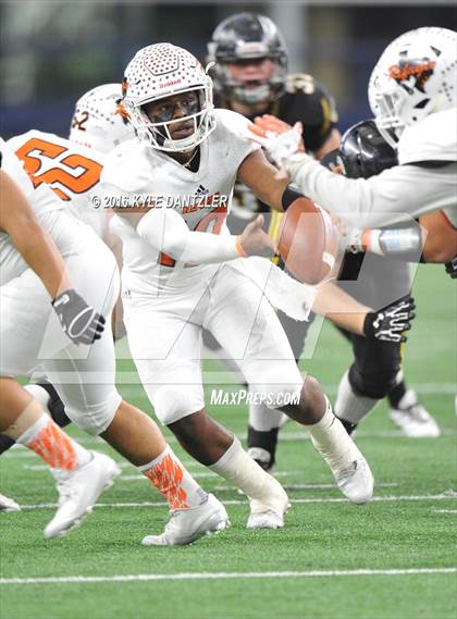 Thumbnail 3 in Refugio vs. Crawford (UIL 2A Division 1 Final) photogallery.