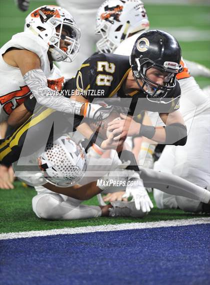 Thumbnail 2 in Refugio vs. Crawford (UIL 2A Division 1 Final) photogallery.
