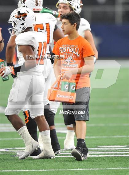 Thumbnail 1 in Refugio vs. Crawford (UIL 2A Division 1 Final) photogallery.