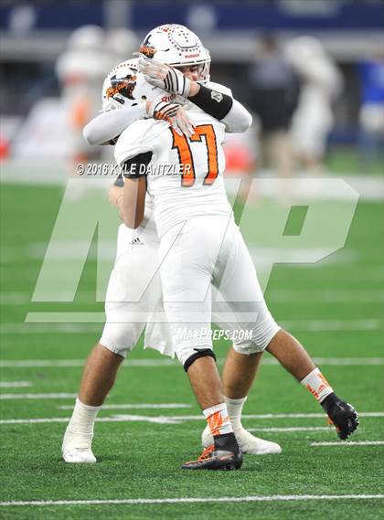 Thumbnail 2 in Refugio vs. Crawford (UIL 2A Division 1 Final) photogallery.