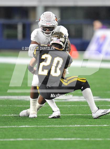 Thumbnail 2 in Refugio vs. Crawford (UIL 2A Division 1 Final) photogallery.