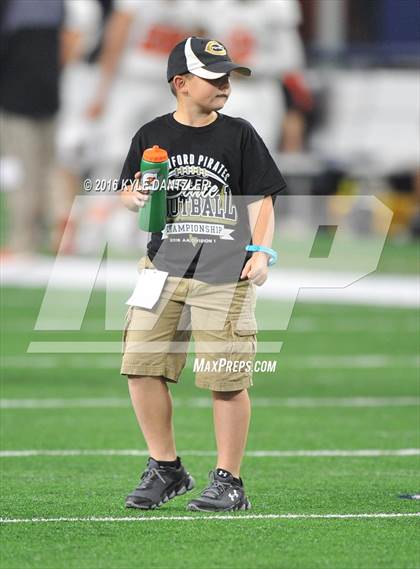Thumbnail 1 in Refugio vs. Crawford (UIL 2A Division 1 Final) photogallery.