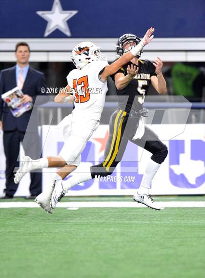 Thumbnail 2 in Refugio vs. Crawford (UIL 2A Division 1 Final) photogallery.