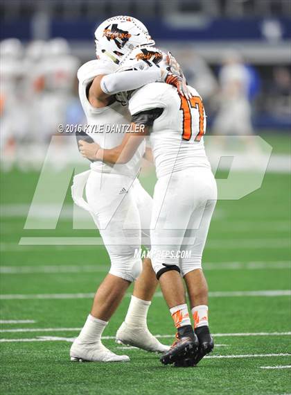 Thumbnail 1 in Refugio vs. Crawford (UIL 2A Division 1 Final) photogallery.