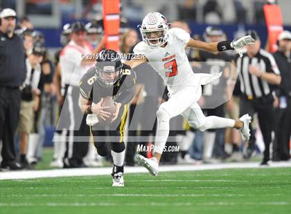 Thumbnail 3 in Refugio vs. Crawford (UIL 2A Division 1 Final) photogallery.