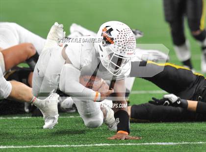 Thumbnail 2 in Refugio vs. Crawford (UIL 2A Division 1 Final) photogallery.