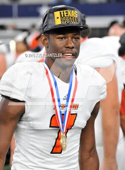 Thumbnail 3 in Refugio vs. Crawford (UIL 2A Division 1 Final) photogallery.