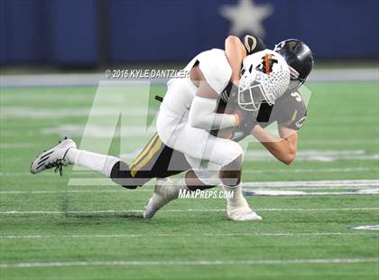 Thumbnail 3 in Refugio vs. Crawford (UIL 2A Division 1 Final) photogallery.