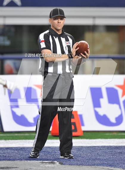 Thumbnail 1 in Refugio vs. Crawford (UIL 2A Division 1 Final) photogallery.