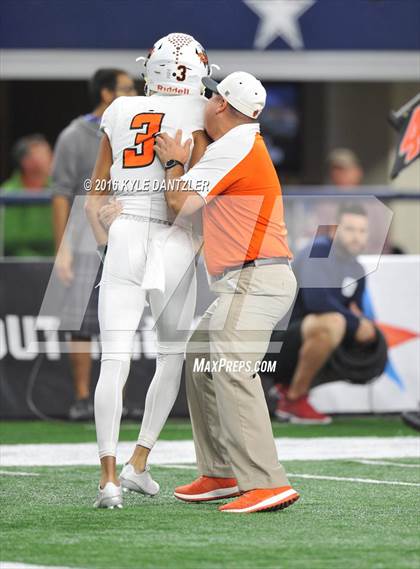 Thumbnail 3 in Refugio vs. Crawford (UIL 2A Division 1 Final) photogallery.