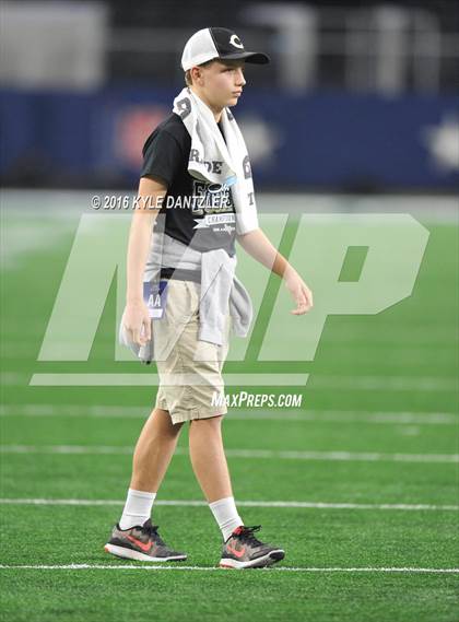 Thumbnail 3 in Refugio vs. Crawford (UIL 2A Division 1 Final) photogallery.