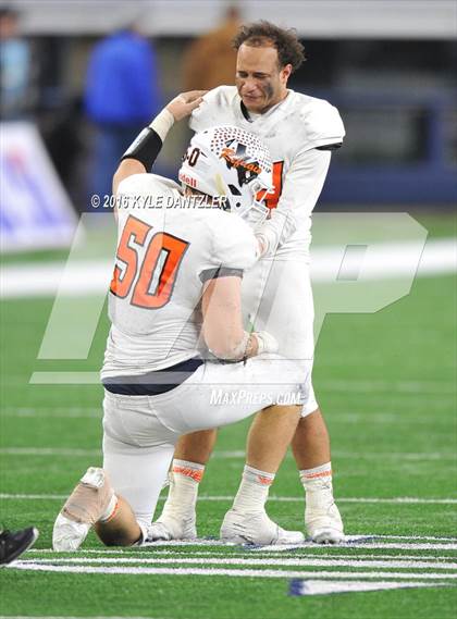 Thumbnail 2 in Refugio vs. Crawford (UIL 2A Division 1 Final) photogallery.