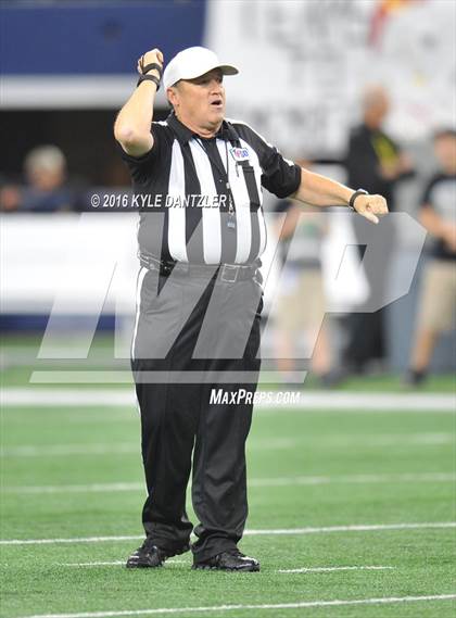 Thumbnail 1 in Refugio vs. Crawford (UIL 2A Division 1 Final) photogallery.