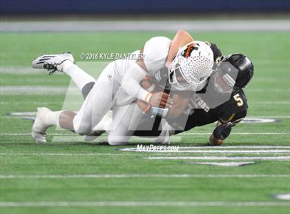 Thumbnail 1 in Refugio vs. Crawford (UIL 2A Division 1 Final) photogallery.