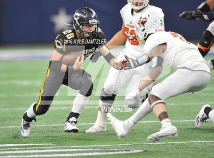 Thumbnail 1 in Refugio vs. Crawford (UIL 2A Division 1 Final) photogallery.
