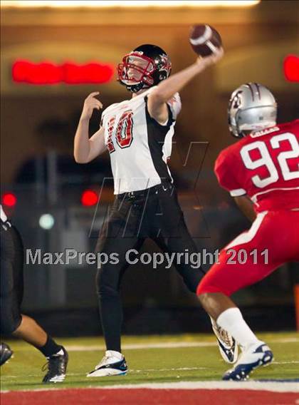 Thumbnail 3 in Terry vs. Manvel (4A Region 3 Bi-District Playoffs) photogallery.