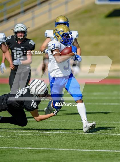 Thumbnail 2 in Grandview vs. Rockdale (UIL 3A D1 Bi-District) photogallery.