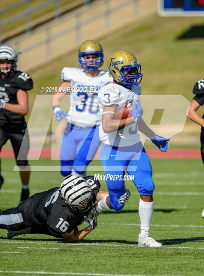 Thumbnail 3 in Grandview vs. Rockdale (UIL 3A D1 Bi-District) photogallery.