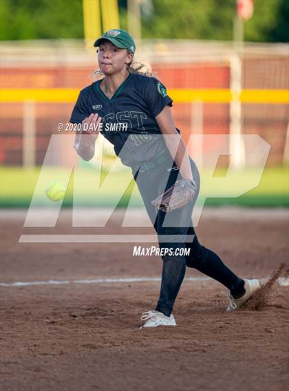 Thumbnail 2 in Linn-Mar @ Iowa City West photogallery.