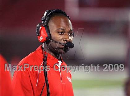 Thumbnail 1 in De Soto vs. Skyline (Texas 5A Region II Area Playoffs) photogallery.