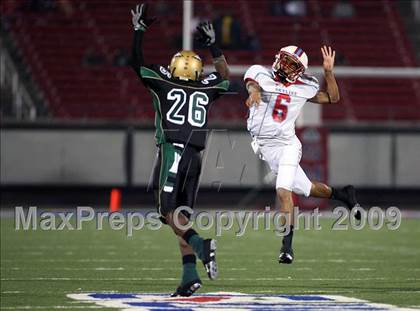 Thumbnail 3 in De Soto vs. Skyline (Texas 5A Region II Area Playoffs) photogallery.