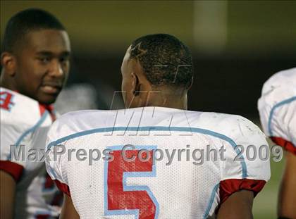 Thumbnail 1 in De Soto vs. Skyline (Texas 5A Region II Area Playoffs) photogallery.
