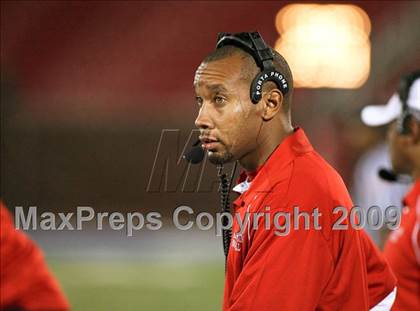 Thumbnail 1 in De Soto vs. Skyline (Texas 5A Region II Area Playoffs) photogallery.