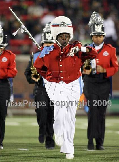 Thumbnail 1 in De Soto vs. Skyline (Texas 5A Region II Area Playoffs) photogallery.